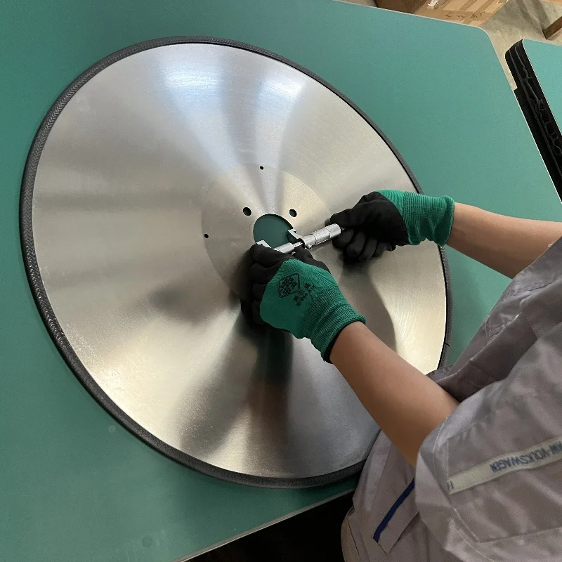 

China Circular 610 Log Saw Cutters with Bandsaw Rotary Cutter Blade Large Oversized Golden Round Blade Knife for Toilet Paper