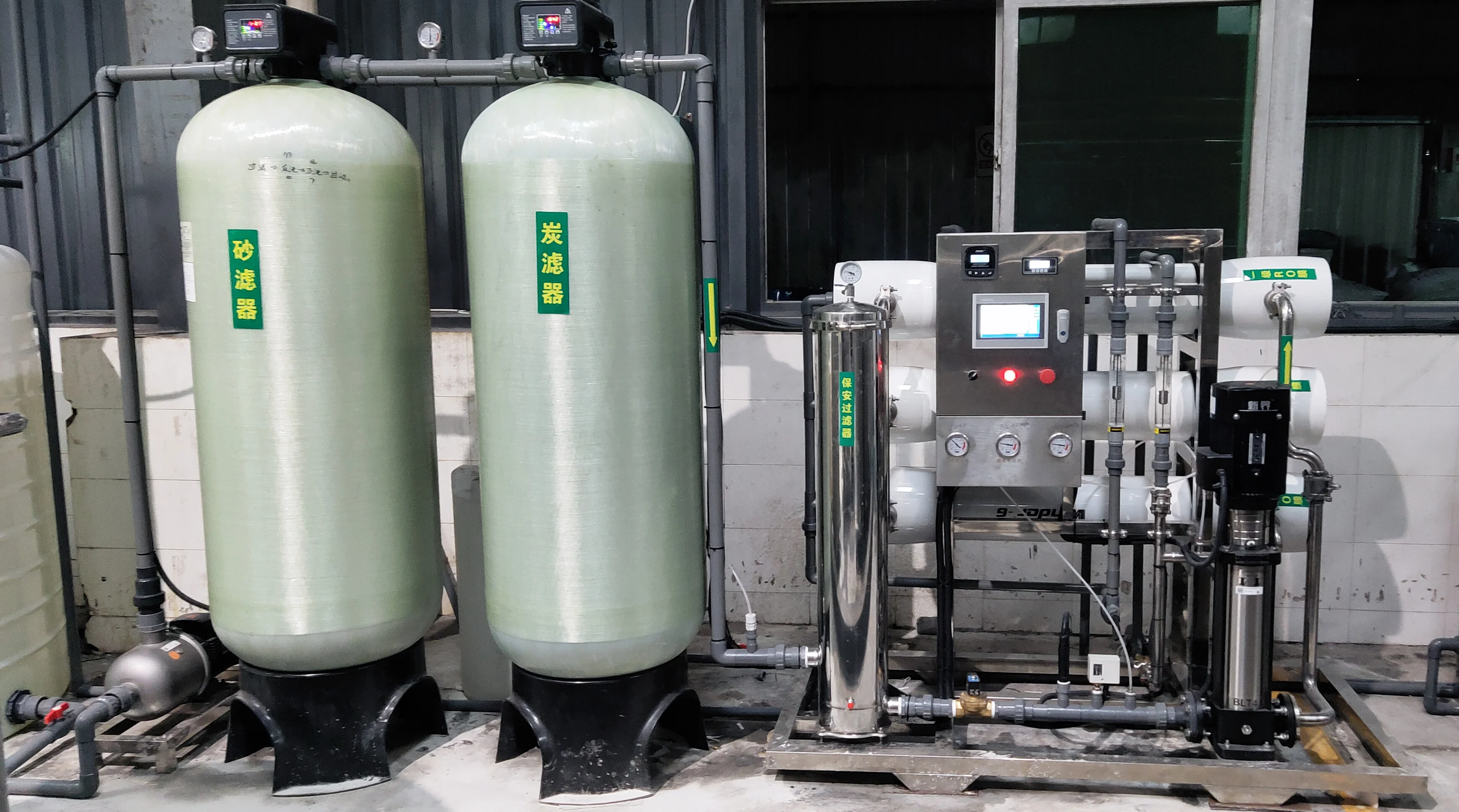 Filtre RO Durable 3000LPH SS304/UPVC, Options de pipelines, préconstruction multimédia, stérilisation à l'ozone, 380V