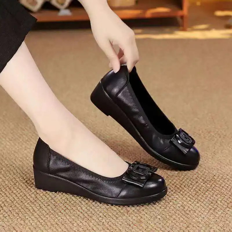 

2026 Spring Autumn Mom's Fashionable Soft-Tread Comfortable Lightweight Multi-Purpose Anti-Slip Style Single-Sole Shoes