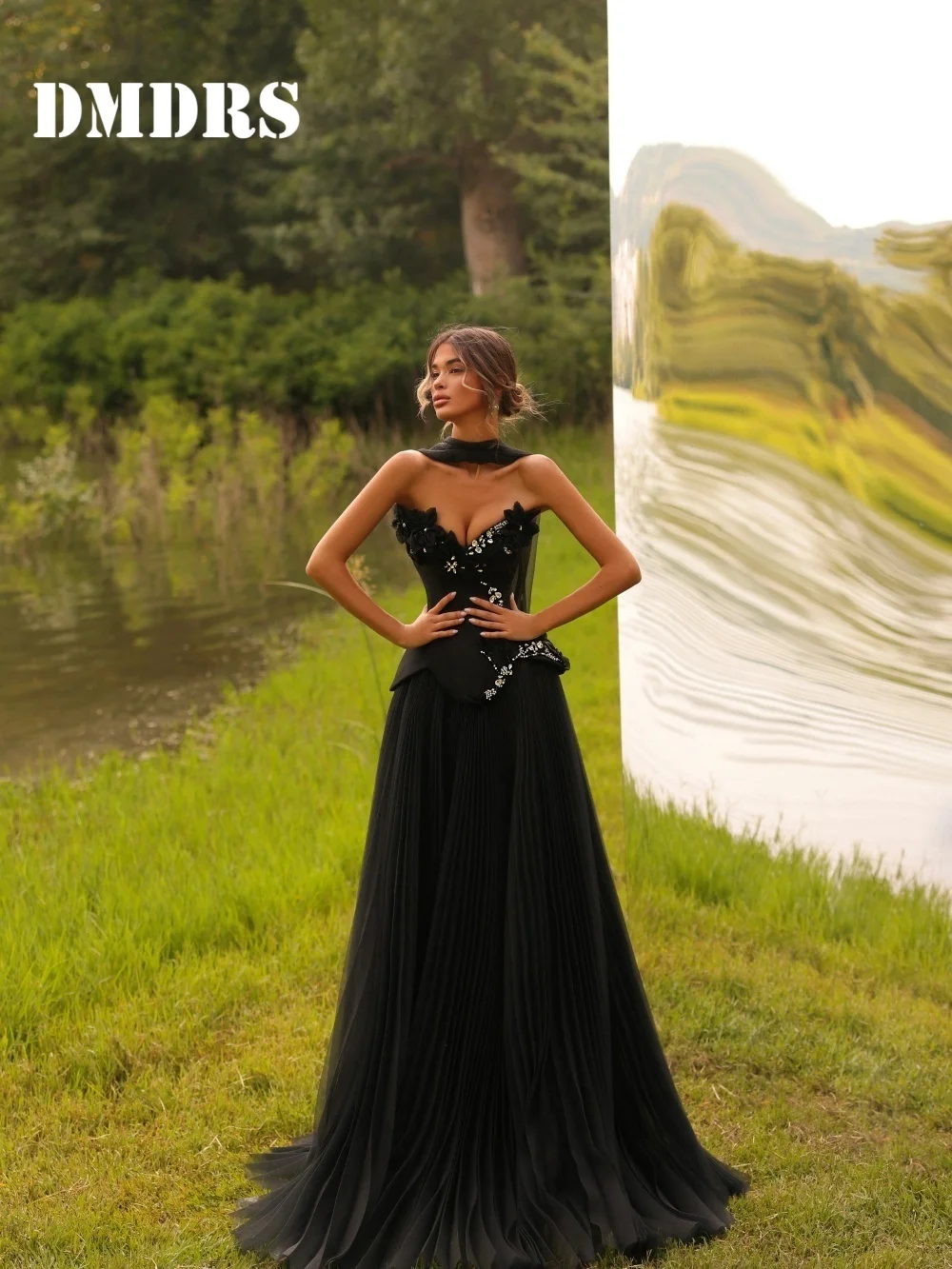 

Romantic V-Neck Evening Dress Luxurious Diamond Beaded Party Gown Graceful Sleeveless A-Line Floor-Length Party Dress فساتي
