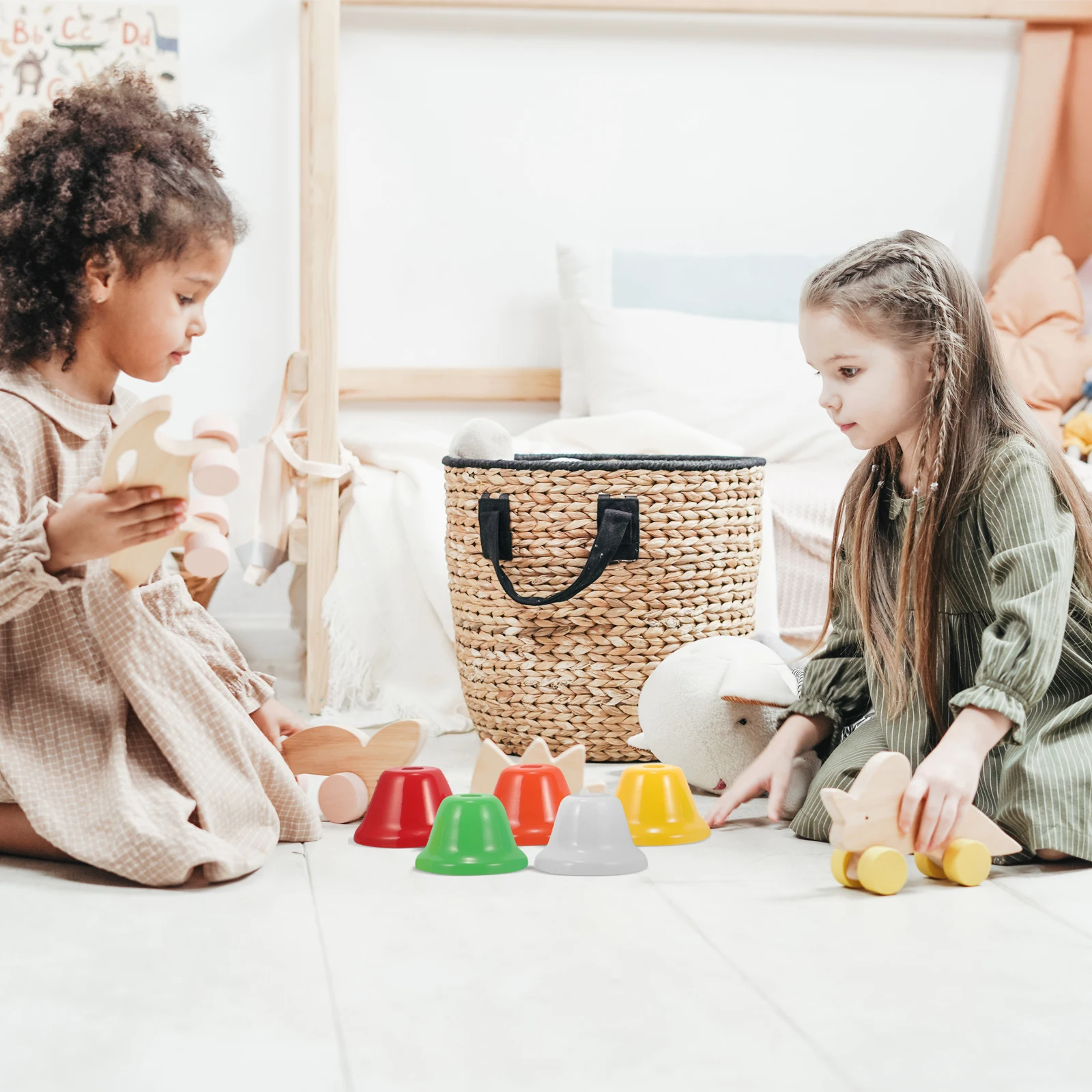 8Pcs 조기 교육 악기 부품 DIY 흔들리는 벨 공예를위한 미니 금속 벨 작은 컬러 벨 절묘한 디자인 어린이