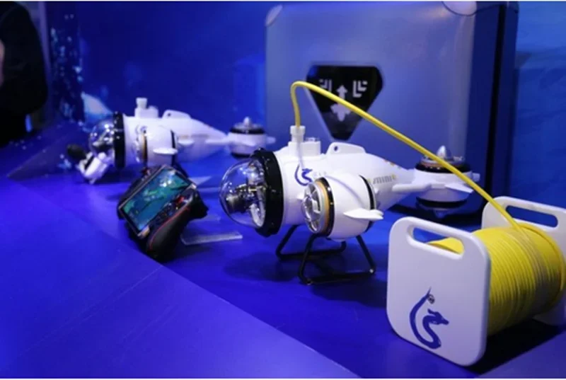 Multifunctional fully intelligent underwater camera and rescue robot