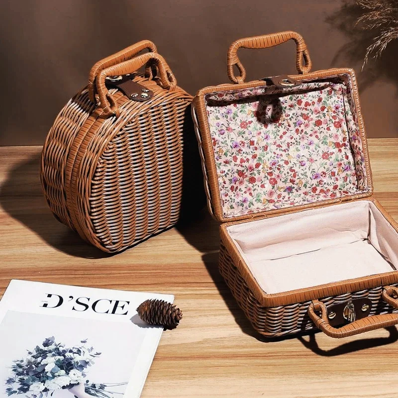 

Handwoven PP Rattan Vintage Makeup Travel Suitcase, Portable Cosmetic Organizer, Retro Beauty Case with Classic Style