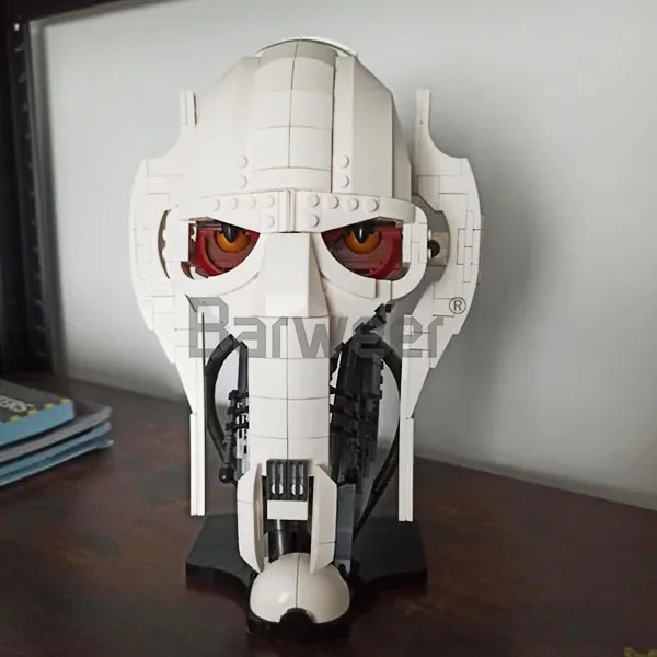 Image of 788-teiliges MOC Kreatives Grievous-Helm-Bausatz, Film- und Weltraumschlacht-Helmmodell, Desktop-Dekoration, DIY-Sammlerstück, Montage-Spielzeug für Kinder und Erwachsene, Geschenk, Heimdekoration