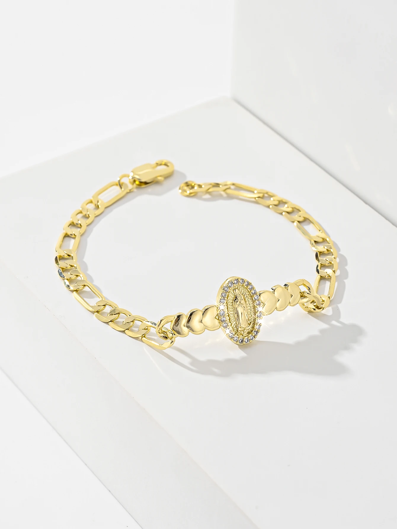 1 unidad: pulsera de moda europea y americana, con motivos religiosos populares, hecha de cobre con baño de oro de 14 quilates, acabado dorado de estilo vintage, con eslabones de cadena con forma de corazón en ambos lados, incrustaciones de circonitas ovaladas, diseño de la Virgen de Guadalupe/María, edición limitada, ideal para Navidad, Acción de Gracias, Halloween, el Día de la Madre, el Día de San Valentín, regalos para parejas, amigos y católicos, para la Primera Comunión católica, como regalo, para uso diario, para ocasiones especiales y para la oración.