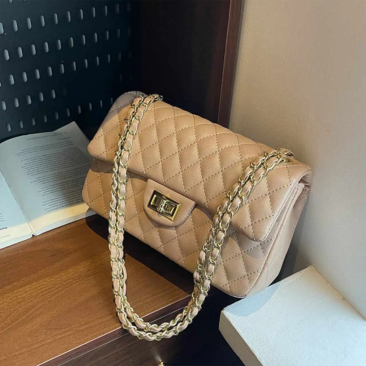 حقيبة كروس Argyle مبطنة بتصميم عتيق من البولي يوريثان وحزام على شكل سلسلة وقفل رفرف وحقيبة كتف خفيفة الوزن للتنقل اليومي وحقيبة تخزين التسوق