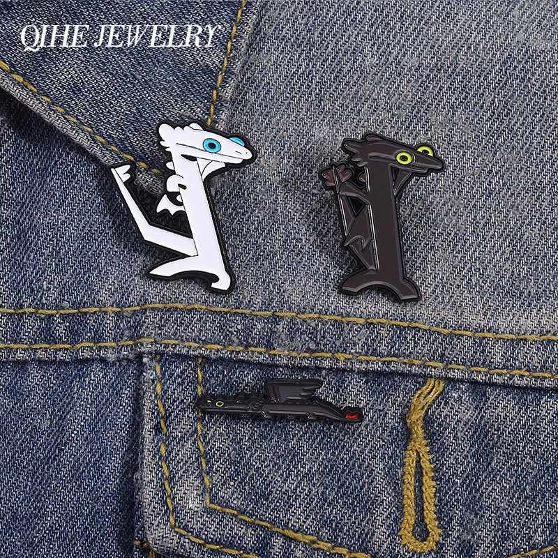 Figura de película de comedia, alfileres esmaltados de dragón, broche de dragón bailando de dibujos animados, insignia de solapa, mochila, ropa, joyería divertida, regalos para amigos