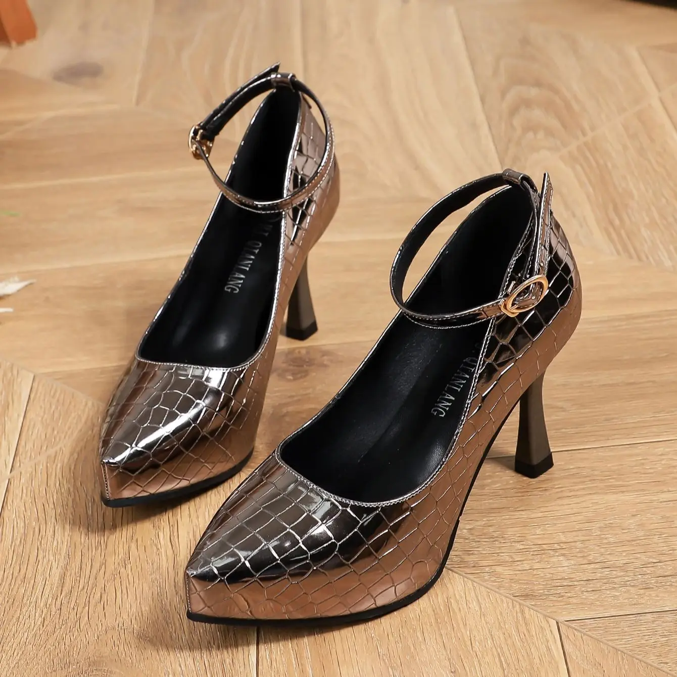 Sharp fashion high heels with shallow and work shoes