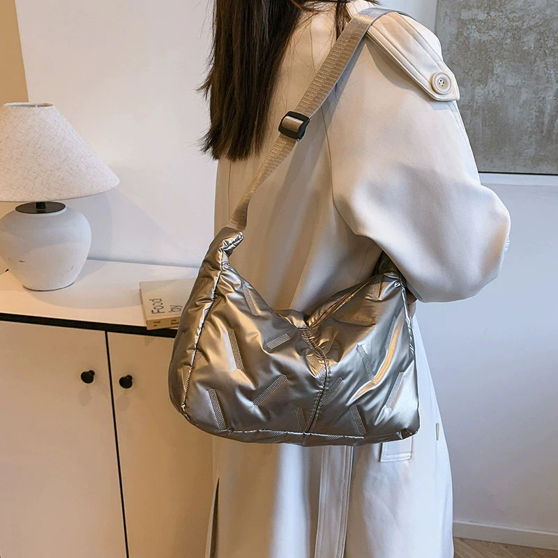 Mode Puffy Hobo Bag Daunen Tote Handtaschen Frauen Stepp Tote Tasche Große Kapazität Gepolsterte Schulter Tasche Casual Winter Pendeln Tasche – Detail 6