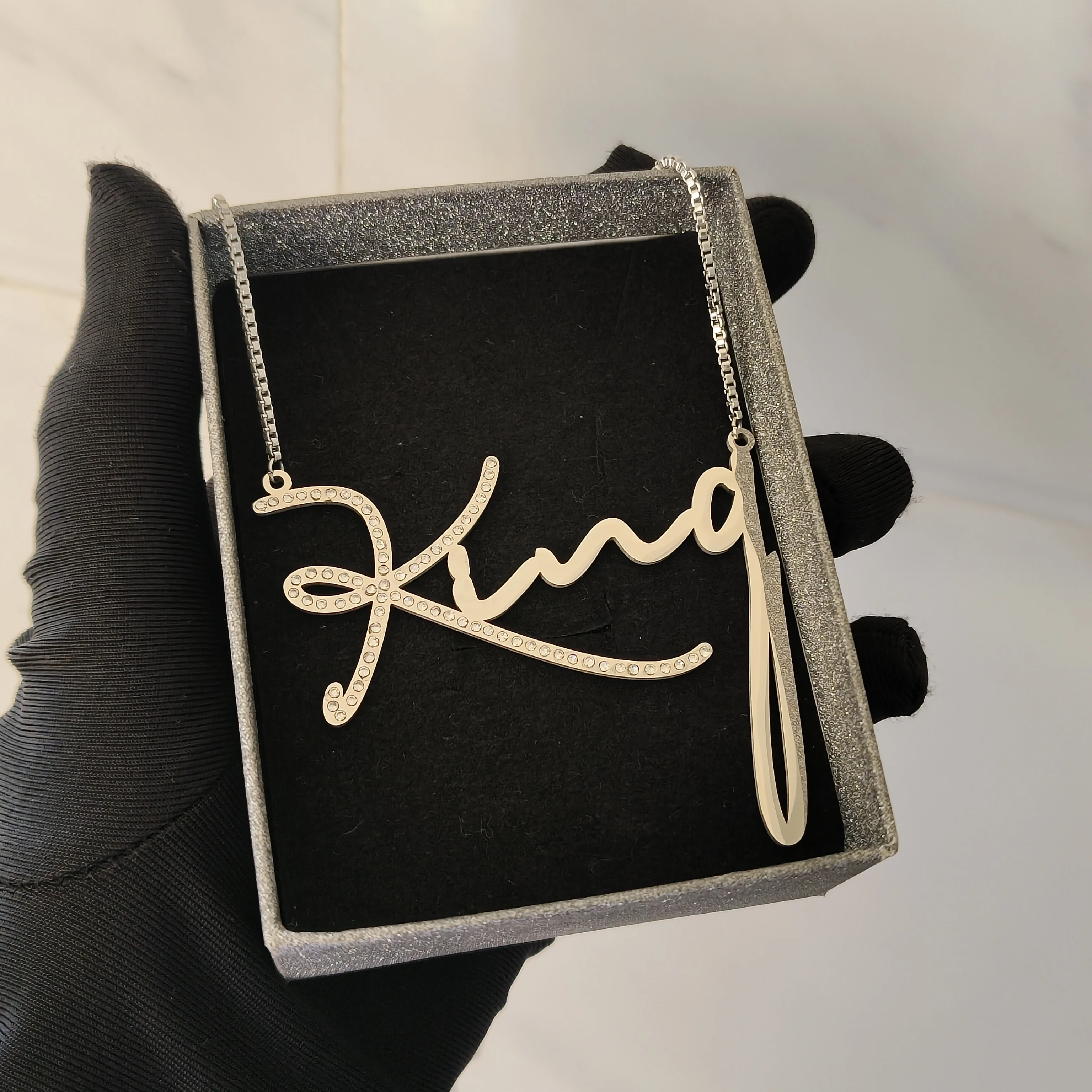 

Серебряное ожерелье с именем и бриллиантами DHQH, персонализированный кулон с буквой и бриллиантами, подарок на день рождения, прямые продажи от производителя