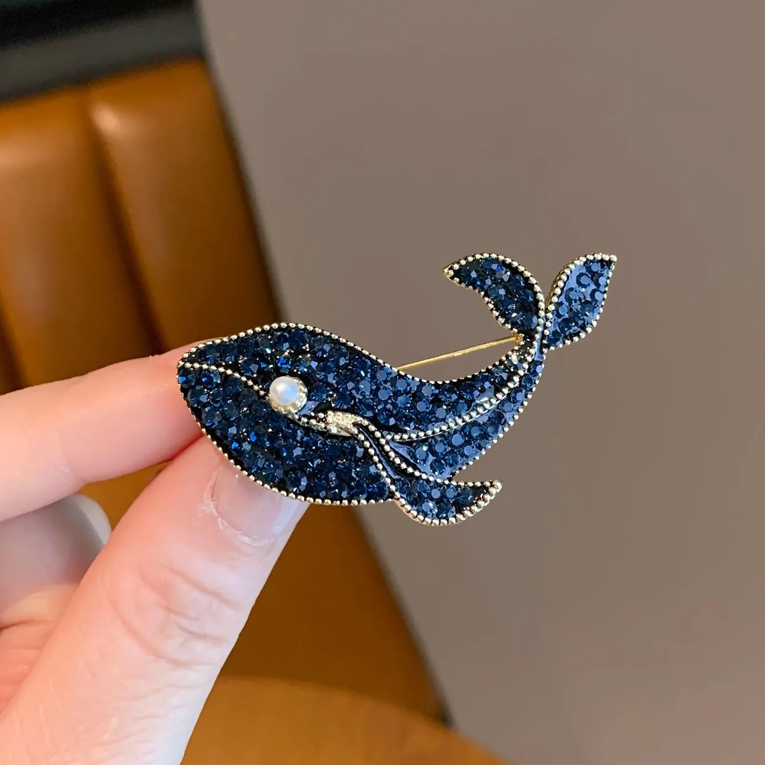 Broches criativos de Rhinestone Blue Whale para mulheres e homens, broche de luxo Pearl Animal, alfinetes de lapela, joalheria, moda retrô