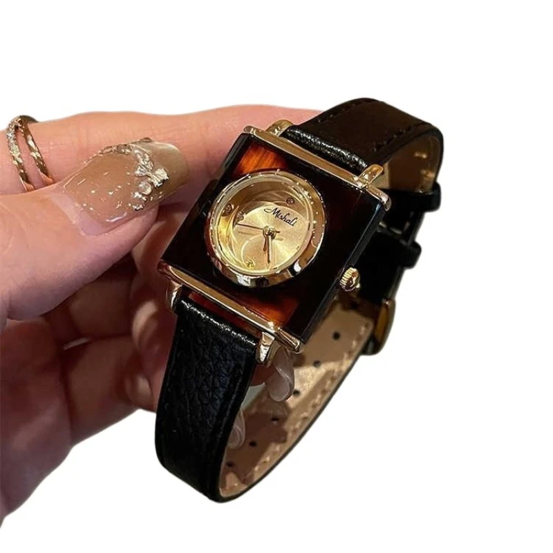 

Женские часы Янтарные европейские и американские индивидуальные женские часы Легкие роскошные темпераментные модные часы с ремнем