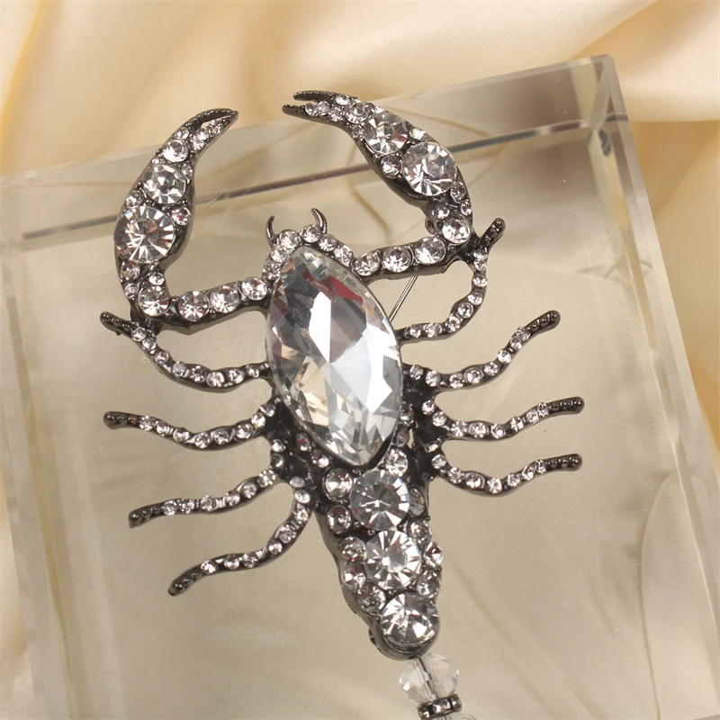 Fashion Exaggerated Large Size Insect Scorpion Domineering Brooch Unisex Gun Black Color Vintage White Crystal Collar Buckle