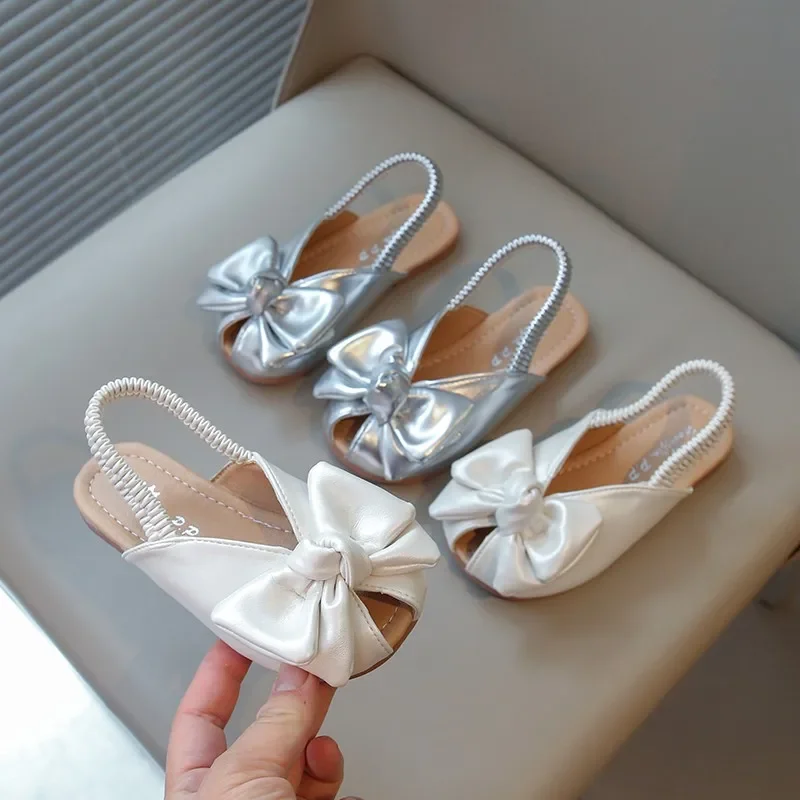 

Детские сандалии для девочек, новинка 2023 года, летняя нескользящая пляжная обувь на мягкой подошве для малышей, милый бант, без шнуровки принцессы босиком