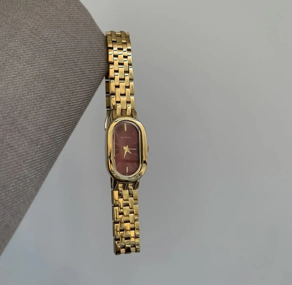 

New Vintage-Style Red Gold Oval Watch, Elegant And Fashionable, With A Simple Metal Strap And Quartz Movement, For Women.