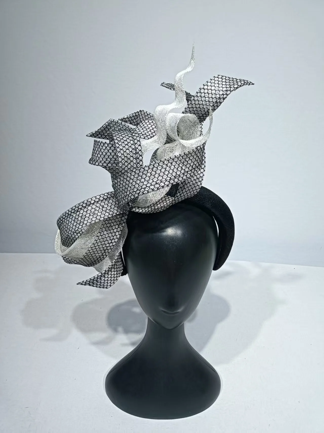 Handmade หมวกดอกไม้สําหรับผู้หญิงหมวกโบสถ์ผู้หญิงสุภาพสตรีชุด Sinamay DERBY หมวกสวมใส่