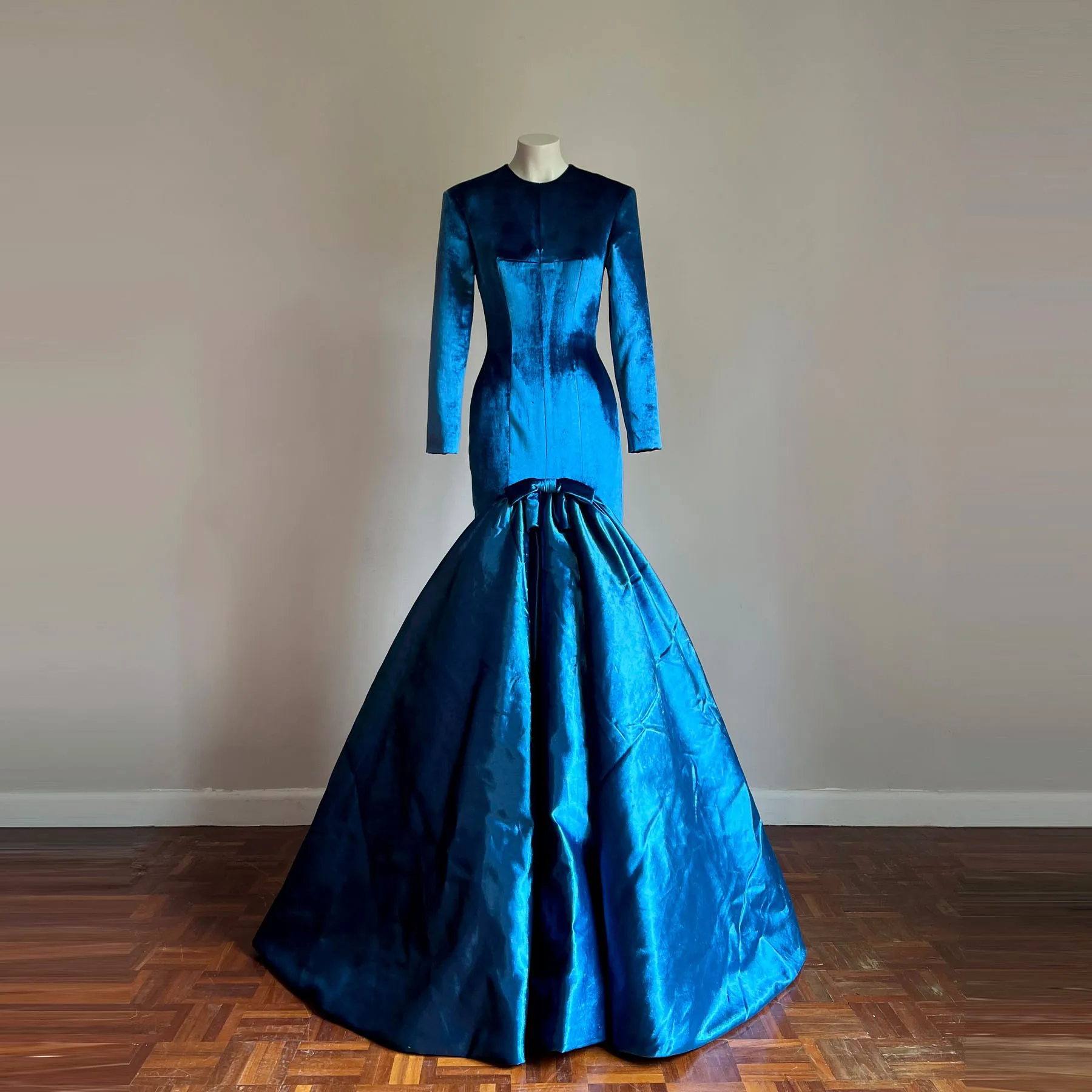 

Elegant Blue Velvet Maxi Dress with Bow Detail Cottagecore Evening Gown Overlay Dress Arabic Style Muslim Prom Dressing Gown