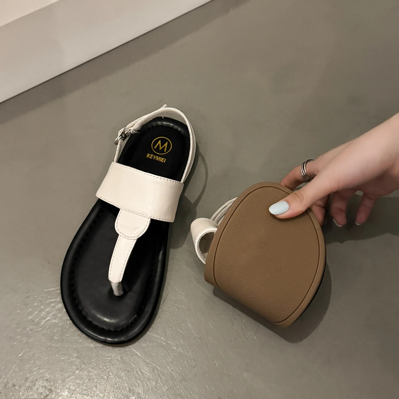 2025 صيف جديد مصمم الصنادل الجلدية للنساء بلون موضة عادية فليب يتخبط امرأة مشبك صندل بتصميم روماني حذاء امرأة