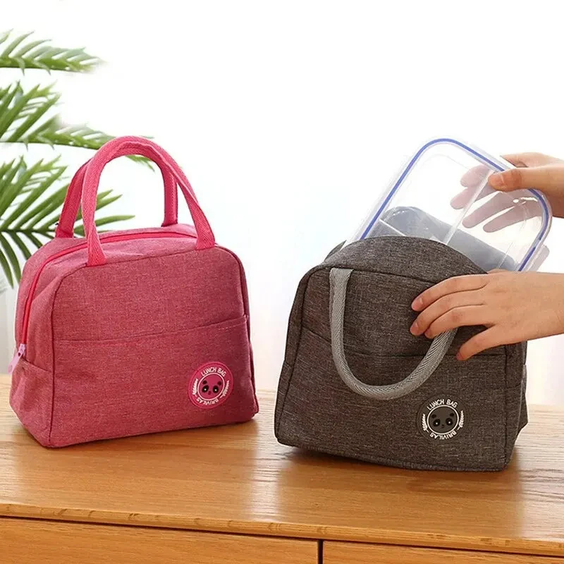 Simple and fashionable heat-insulating and heat-preserving handbag / lunch box. Suitable for students and office workers.