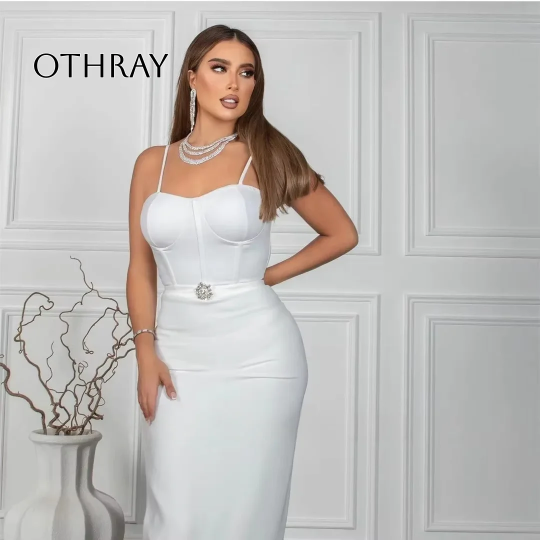 Silbernes Satin-Meerjungfrau-Abschlussballkleid mit Federn, enges Hochzeitsgastkleid, Bettlaken, Schärpen, plissierte Spaghettiträger