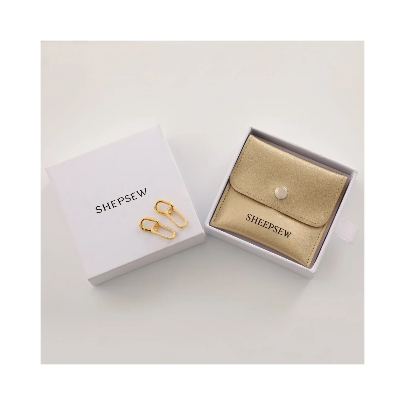 50 قطعة بو الجلود فو مخصص أكياس تغليف المجوهرات أكياس المفاجئة شعار مخصص أكياس المغلف ستوكات رفرف حقائب جلدية تنقش لو