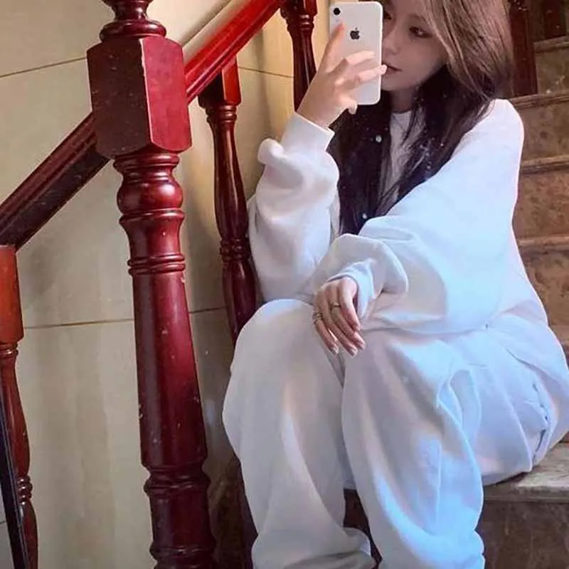 ชุดกีฬาแฟชั่นสำหรับผู้ชาย ไซส์ใหญ่ เสื้อสเวตเตอร์และกางเกงขายาว แขนยาว สำหรับฤดูใบไม้ร่วงและฤดูหนาว สวมใส่สบาย ผลิตจากเส้นใยโพลีเอสเตอร์