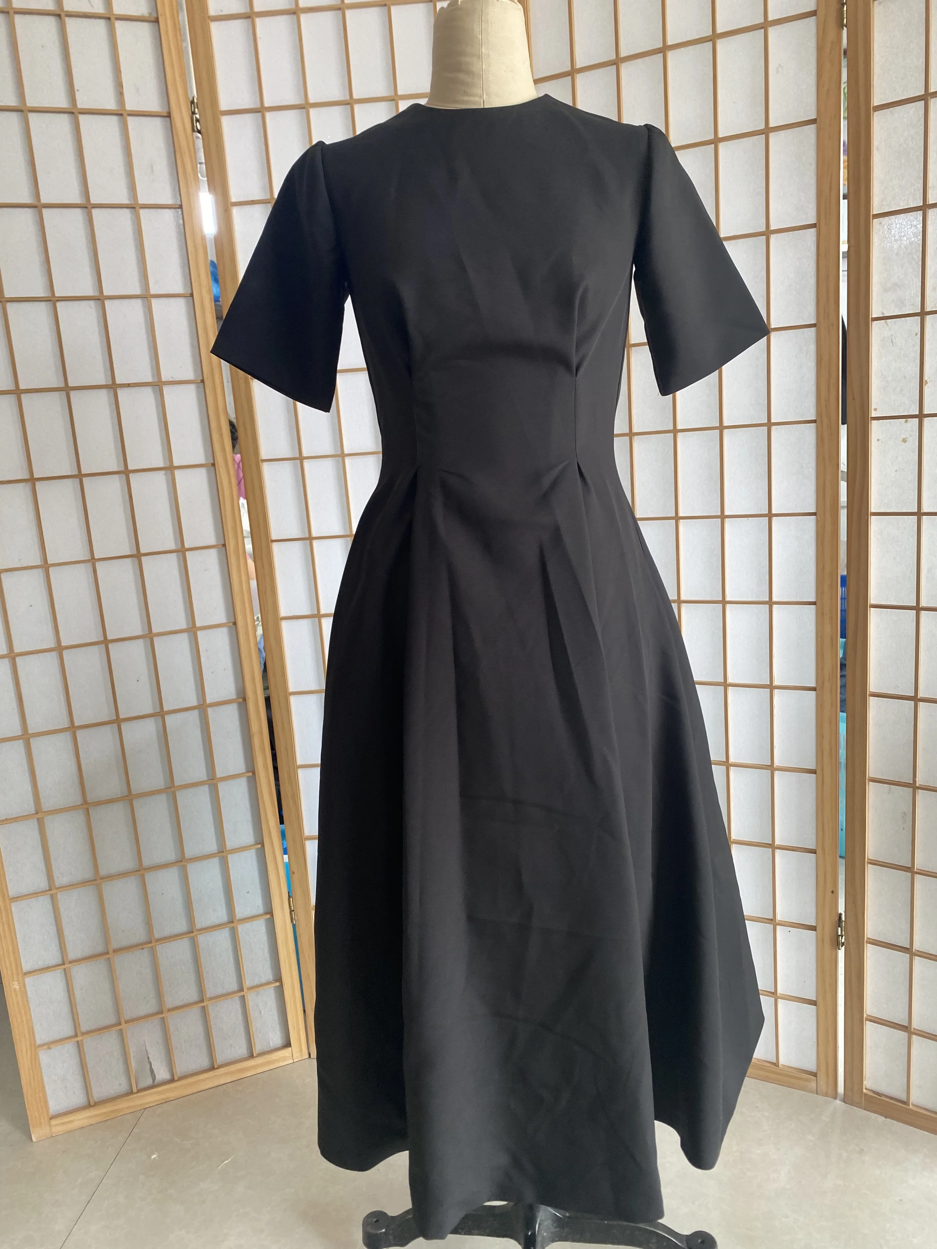 2023 Spring Women's New Black Round-neck Bubble Sleeve Waist Mid-length Hepburn Style Dress All-match Skinny Annual Meeting Dres