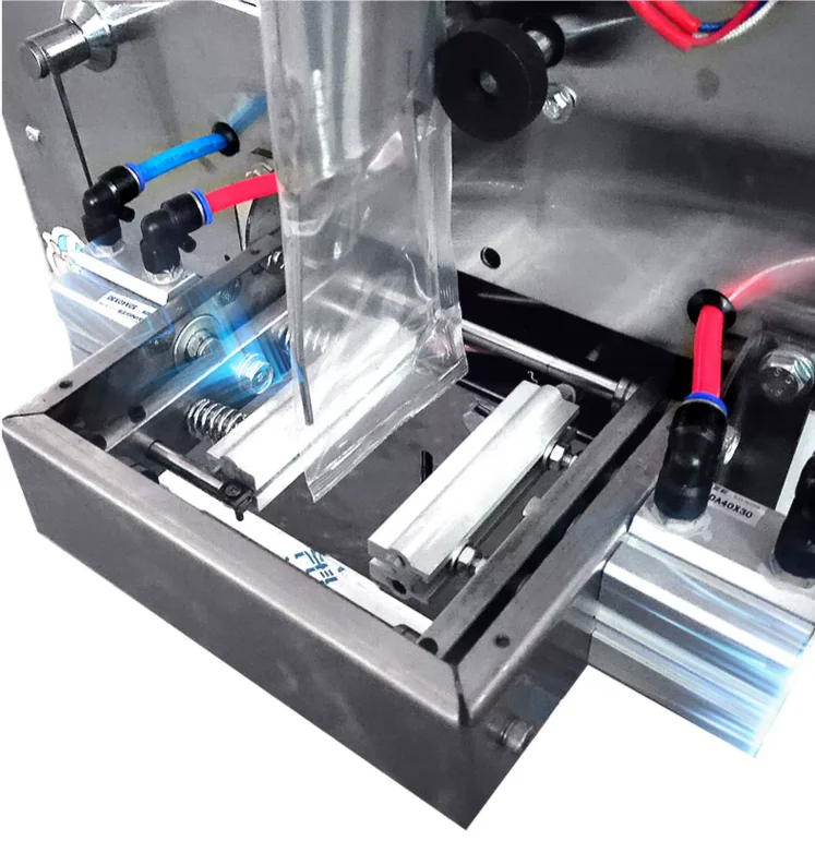 آلة التعبئة البيضاء السائلة 750 مل آلة تعبئة الأكياس الختم آلة تعبئة السوائل آلة تعبئة المياه الأوتوماتيكية