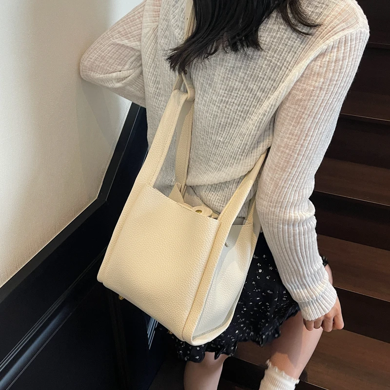 الليتشي نمط عالية الجودة حقيبة يد بولي PU بلون عادية حمل موضة تنوعا حقيبة كتف 2025 رائجة البيع حقائب للنساء بولسا