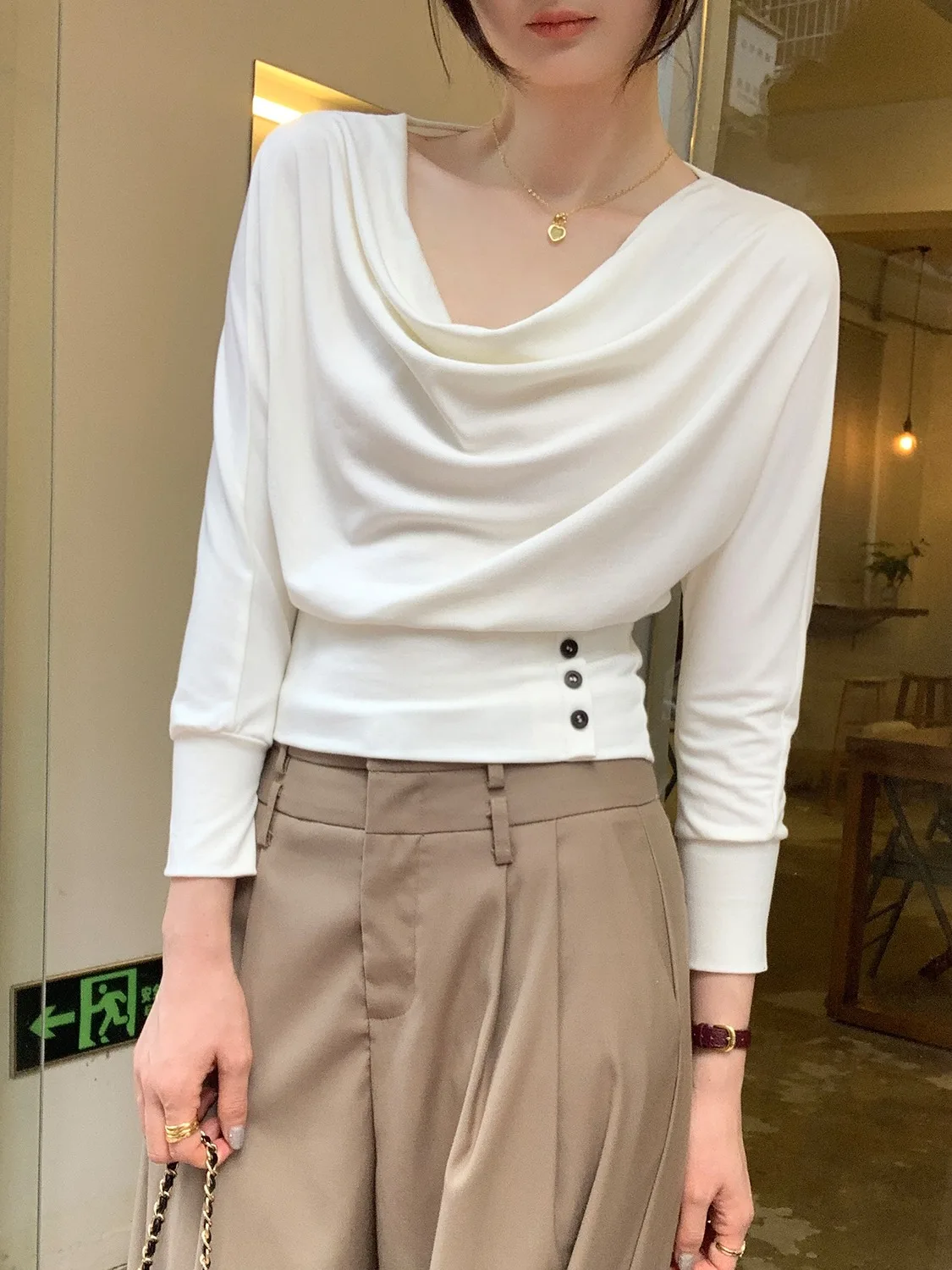 

Новая женская футболка оверсайз из коллекции «Ранняя осень 2025»: удлиненная, с V-образным вырезом, в корейском стиле, для повседневной носки, молодежная, свободного кроя.