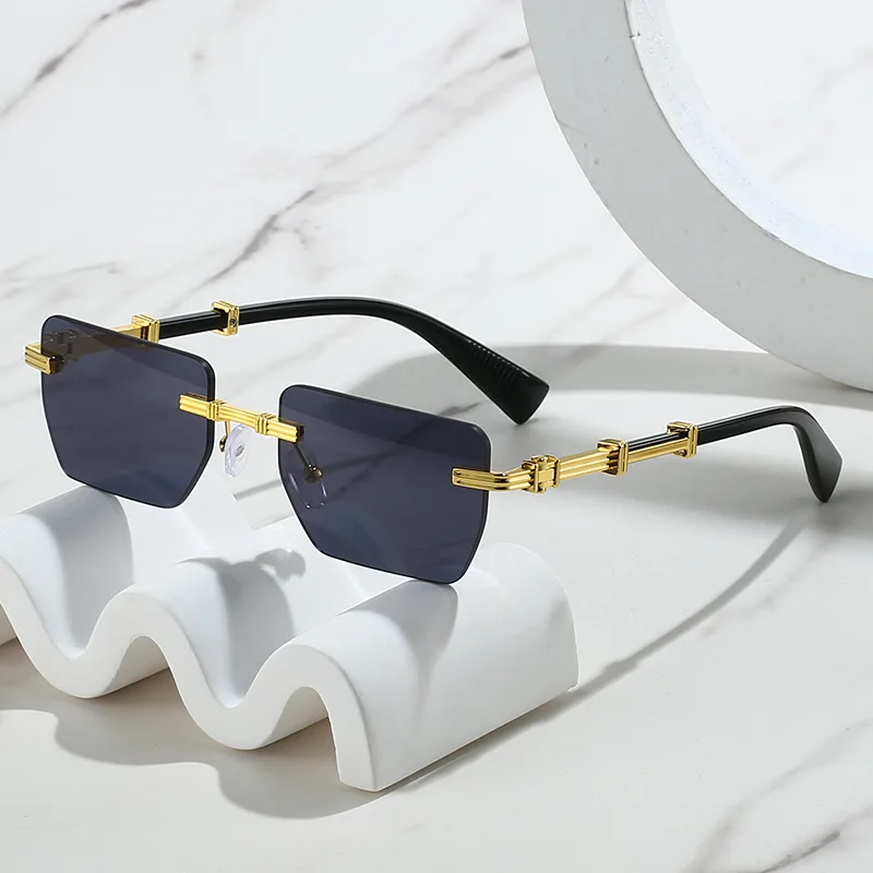 

2025 Новые безрамные солнцезащитные очки в стиле панк для мужчин и женщин, европейские и американские высококачественные солнцезащитные очки, металлические универсальные очки