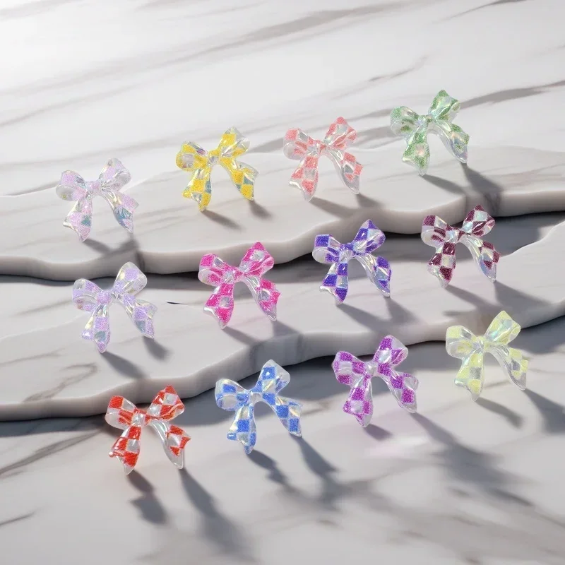 100 Stück Band Bowtie Nagel Charms Schachbrett Aurora Harz Nail Art Zubehör, perfektes Geschenk für Mädchen, für eine trendige Maniküre
