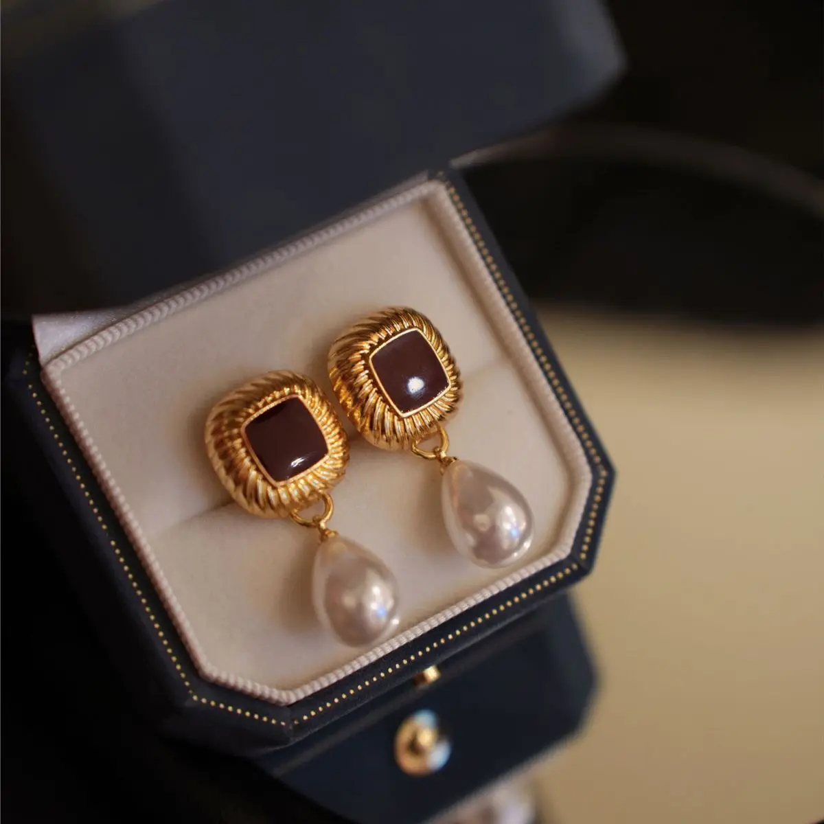 Literary and retro earrings French niche high-end light luxury pearl stud earrings without ear piercings female ears