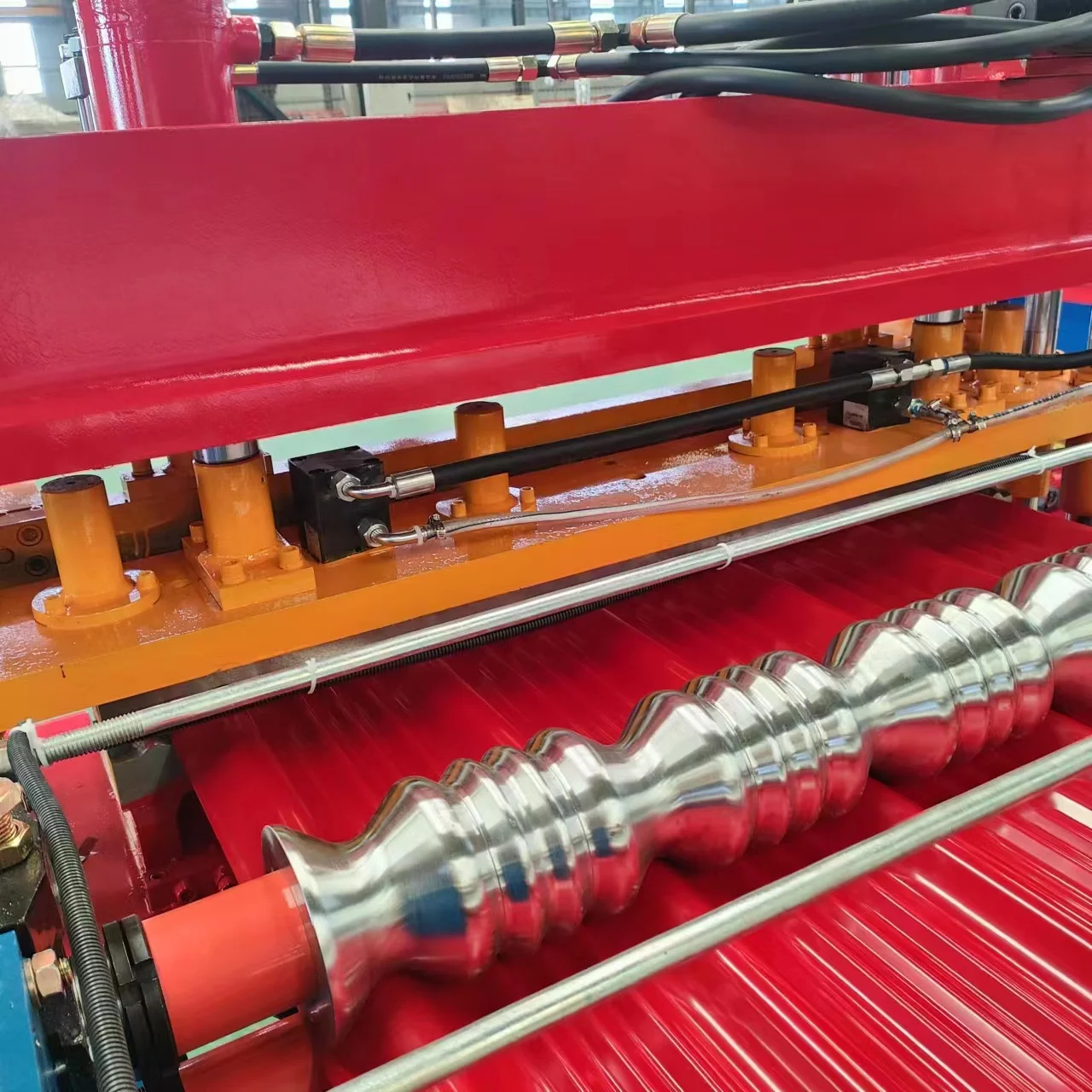 特大スパン屋根板製造機と長尺タイル製造機（産業倉庫用途向け）