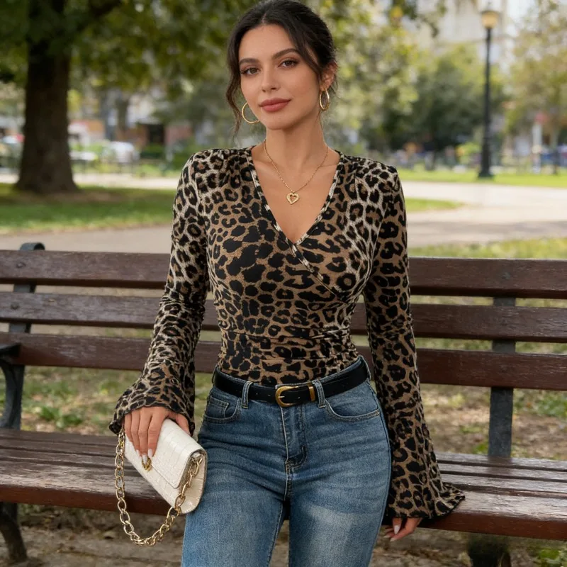 Nuovo scollo a V stampa leopardata slim fit manica svasata T-shirt casual da donna primavera e autunno moda elegante sexy top a maniche lunghe