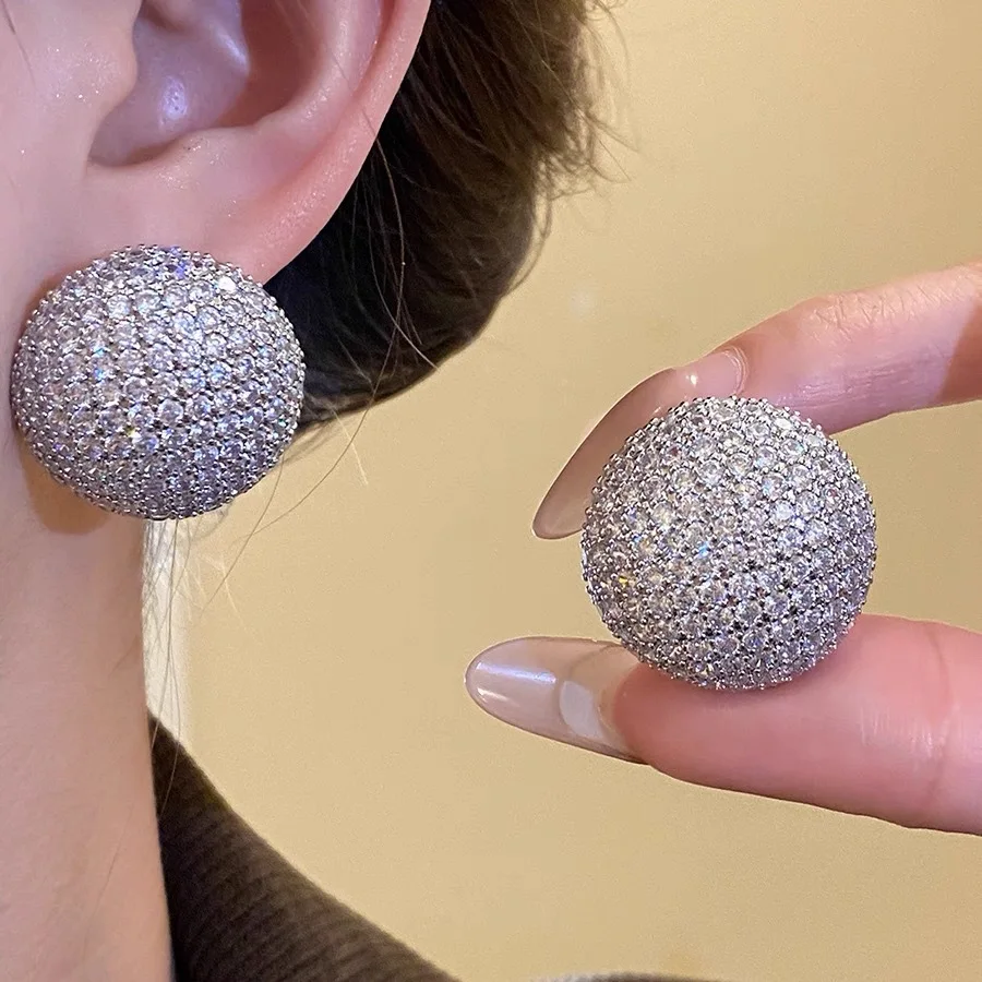 

French retro light luxury high-end sparkling zircon round bread women's earrings, fashionable, delicate, elegant temperament ear