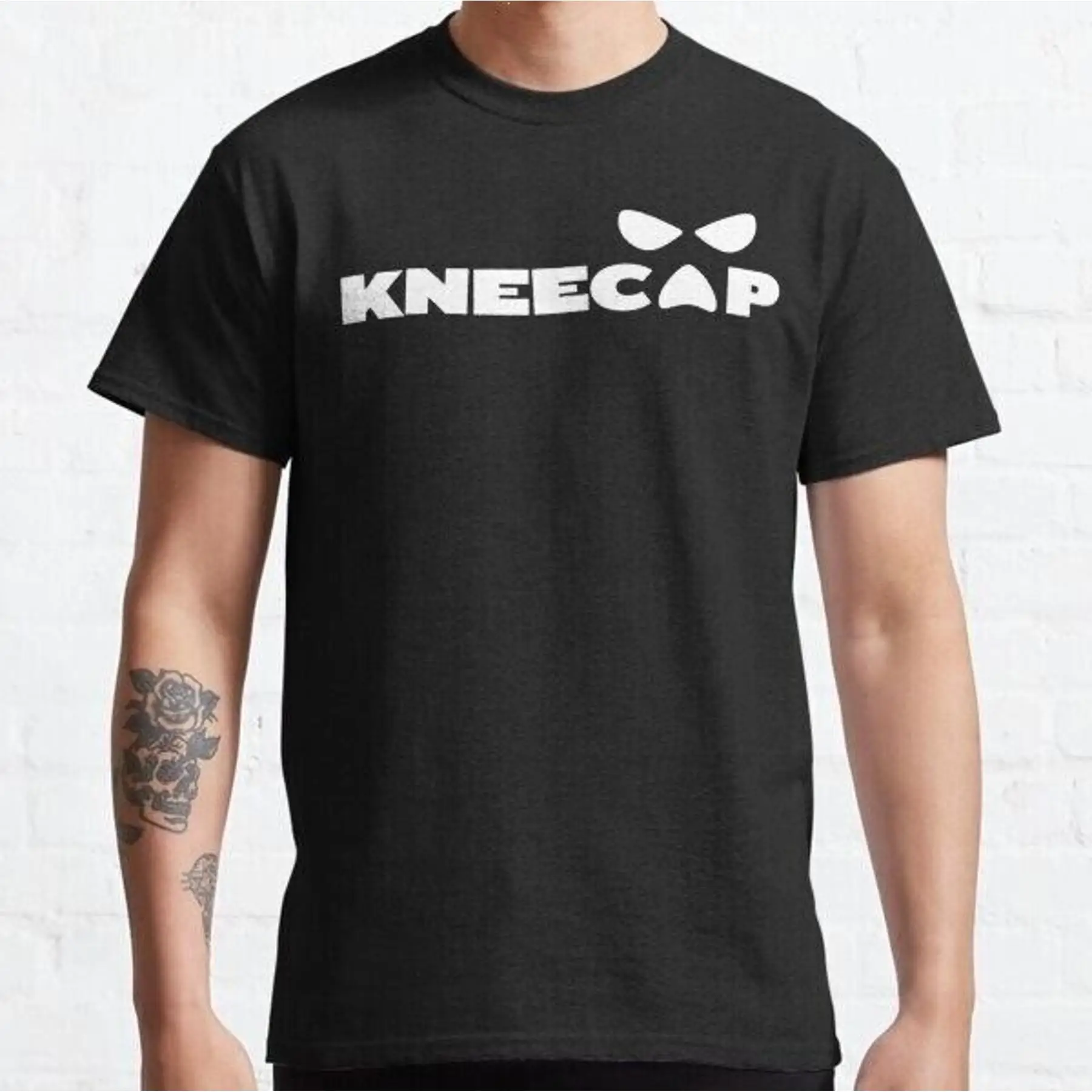 تي شيرت كلاسيكي بشعار Kneecap