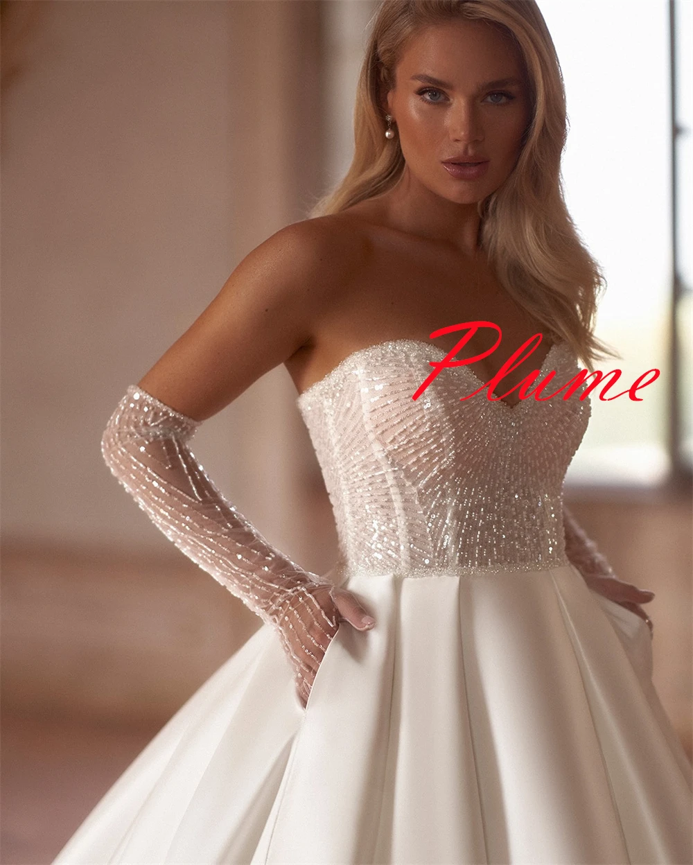 Exquisitos vestidos de novia de satén blanco personalizados, vestido de novia sencillo sin tirantes de manga larga, vestido de novia con cola de capilla y lazo sin espalda