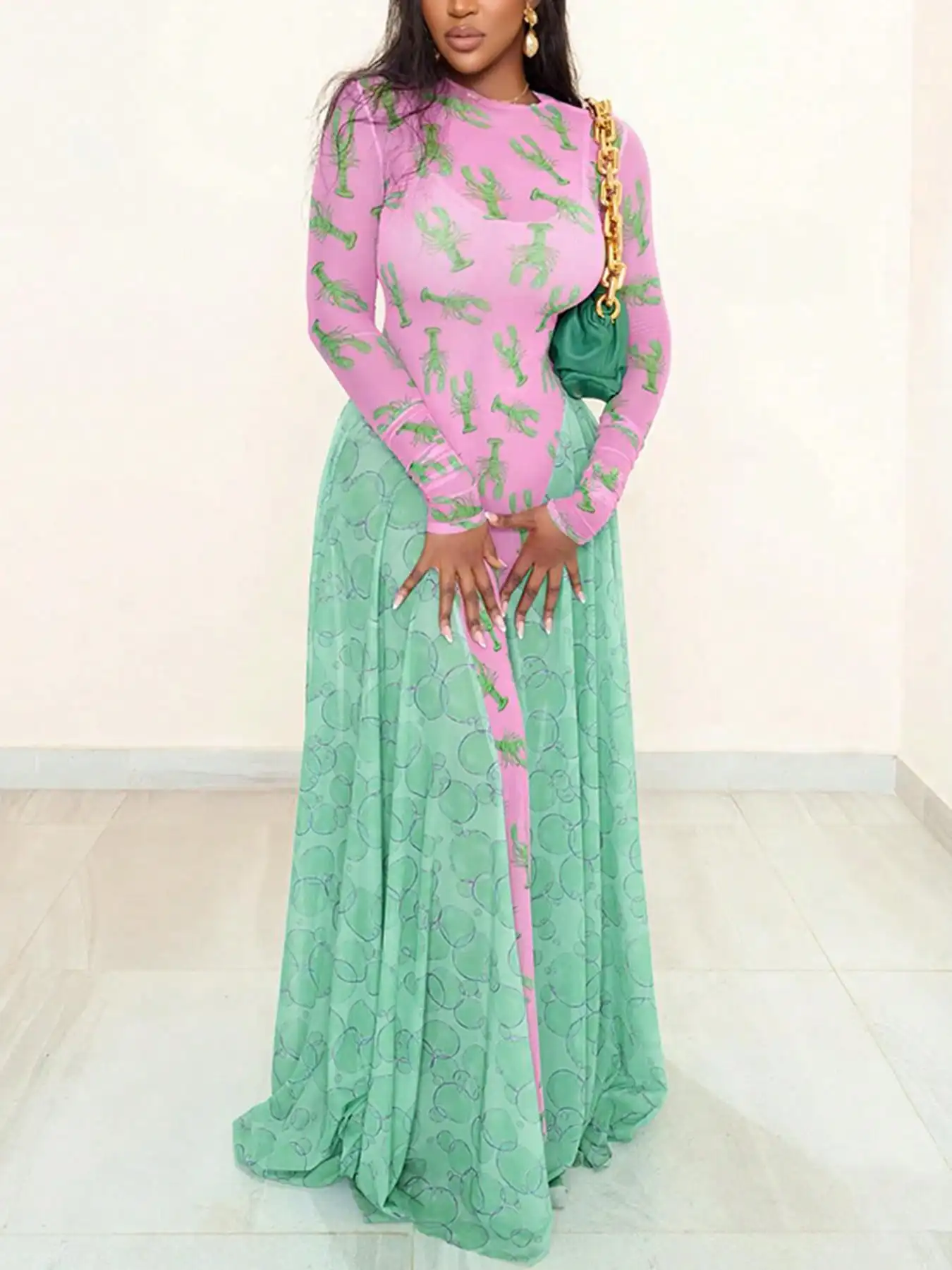 

Розово-зеленое сетчатое платье макси с длинными рукавами, принтом в виде омаров и круговым узором