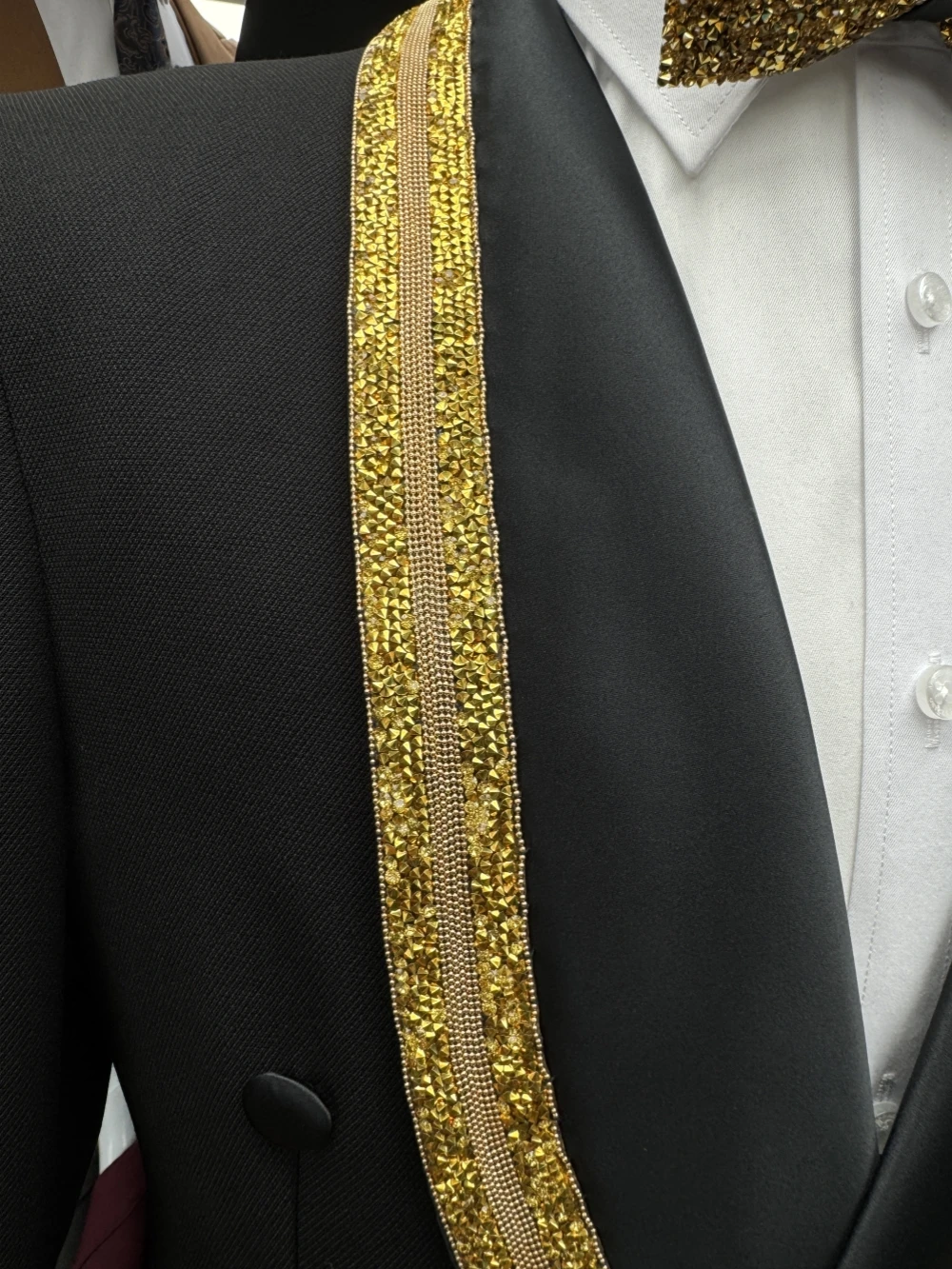 الذهبي مطرز البدلة مجموعة 2 قطعة سترة السراويل للرجال أنيق أنيق مزدوجة الصدر الرجال الدعاوى الزفاف العريس مجموعات ملابس الرقص