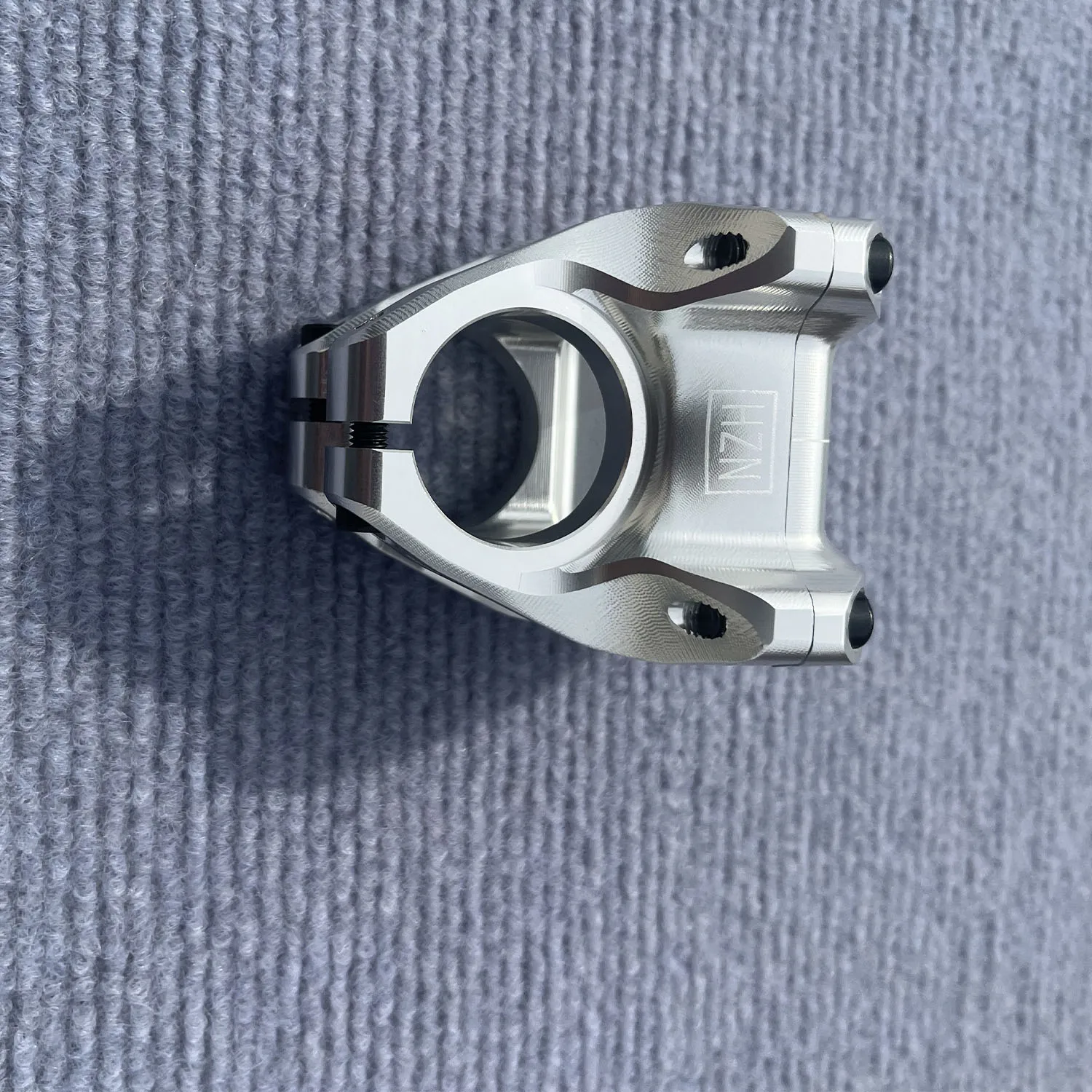 

NUKEPROOF 35mm stem is suitable for all-terrain mountain street bikes, made of CNC 7075 aluminum alloy