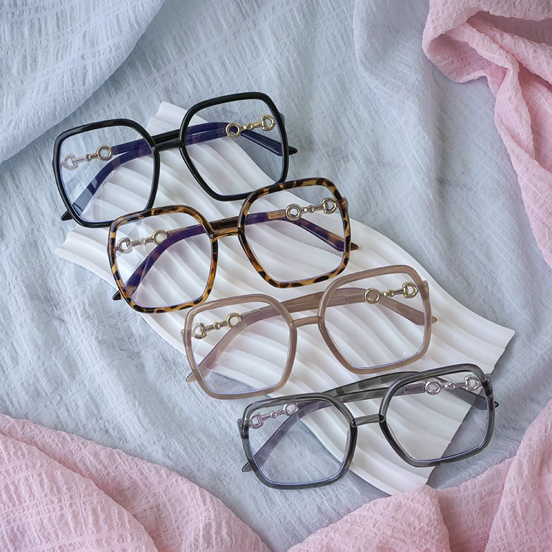 نظارات زخرفية للجنسين بإطار كبير وعصري تُبرز شكل الوجه للتصوير الفوتوغرافي بأسلوب الشارع