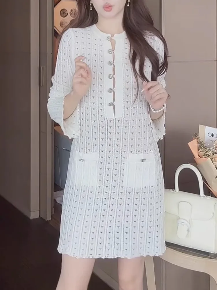 Vestido Branco de Malha Vazada com Camadas, Primavera Verão, Cintura Alta, Saia Evasê, Manga Longa, Gola Redonda, Tecido Fino