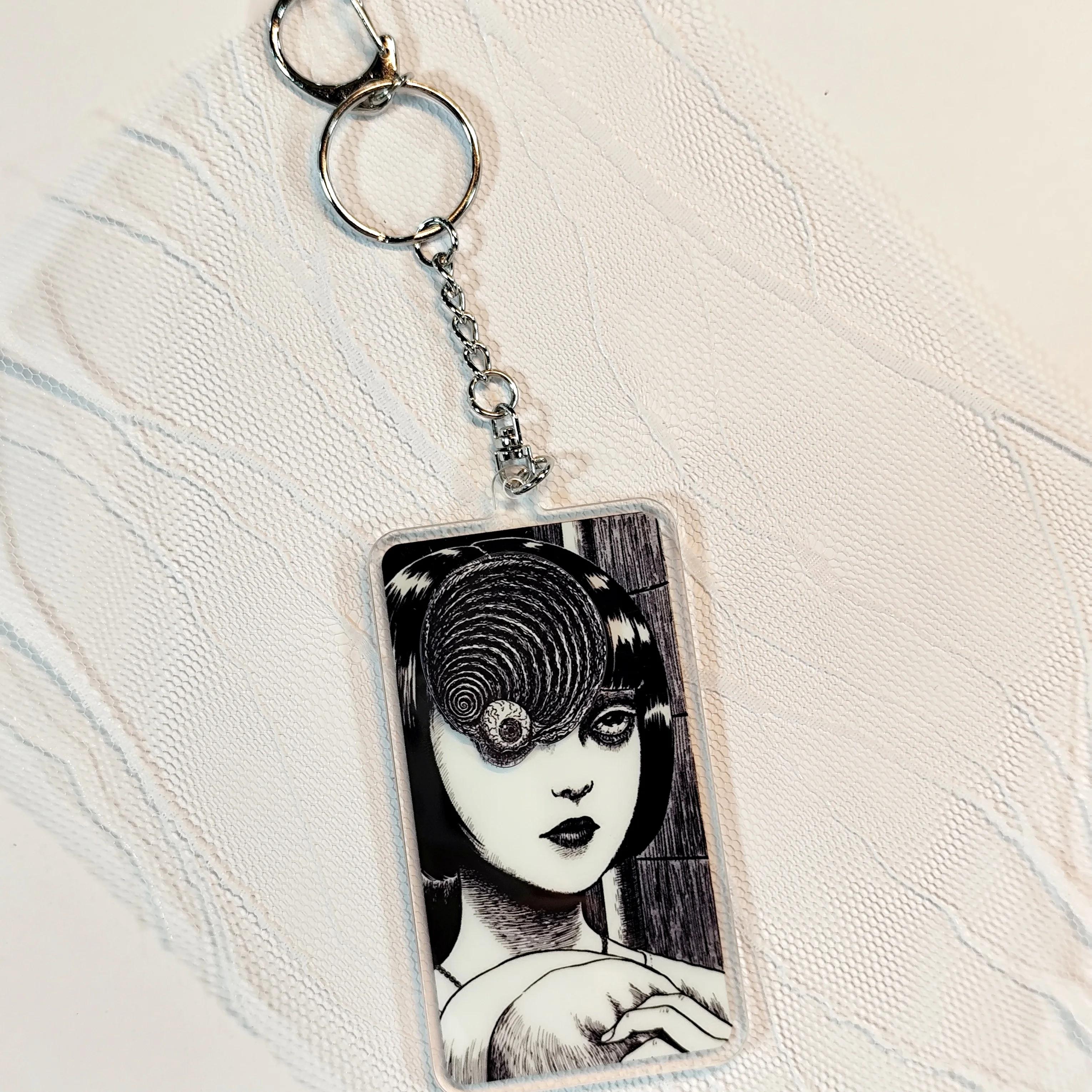 هذه سلسلة مفاتيح مجموعة Junji Ito. يتميز بفن أيقوني، يُظهر شخصيةًا من مانغا الرعب.