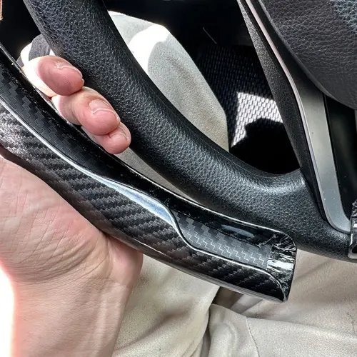 Imagen 2 del producto 2025 nuevo Universal antideslizante brillo de lujo de fibra de carbono transpirable redondo protector para volante de coche accesorios para automóviles