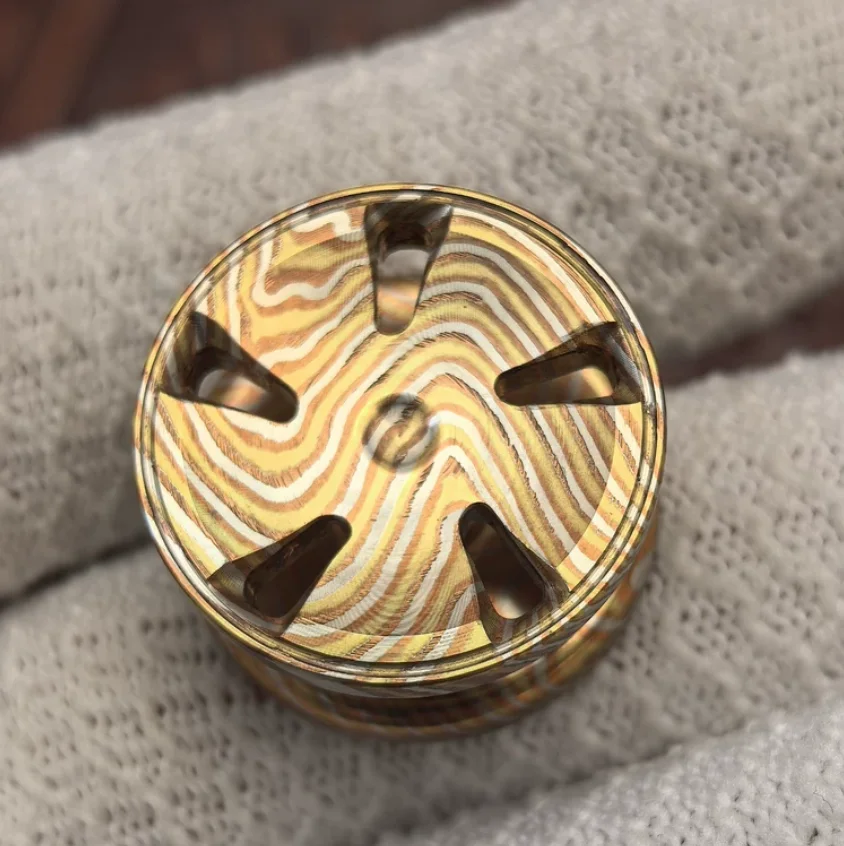 

Used EDC button 24.5 * 13mm mokume fidget decompression toy