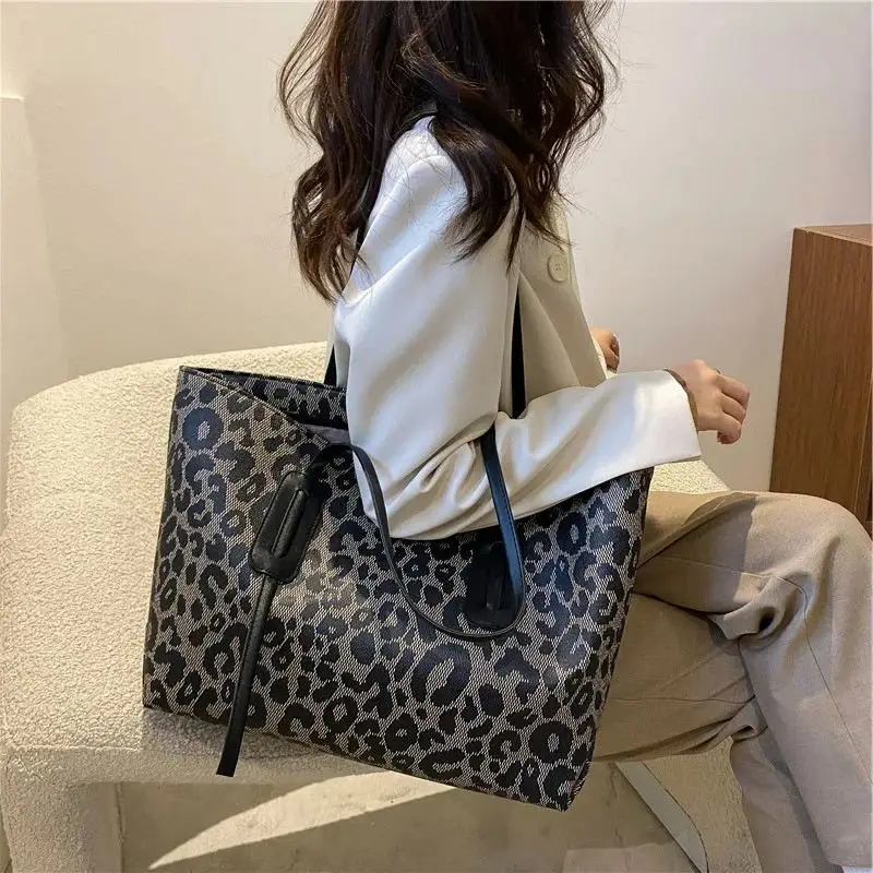 Leopard Print Large Handbag Female New Retro Large Capacity Shoulder Bag Trend Texture Commuter Handheld Tote Bag