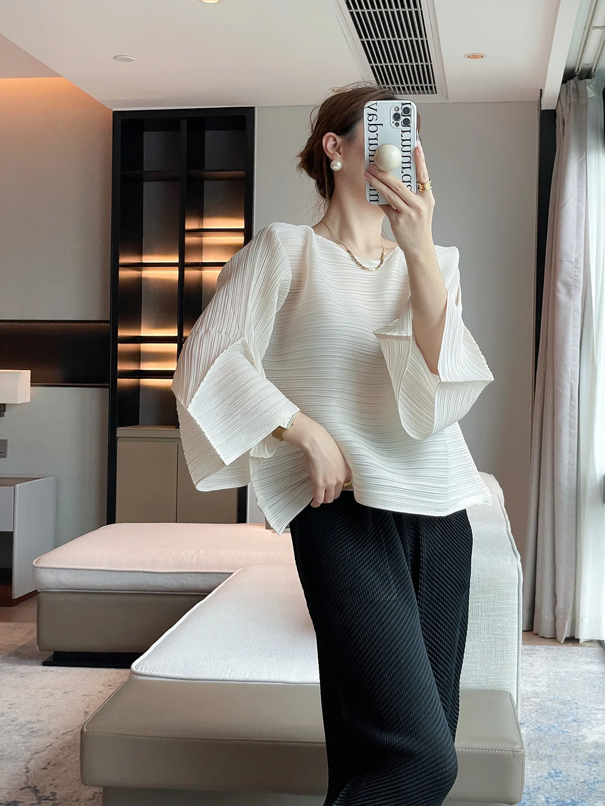 

Pleated 2023 Autumn New French Trumpet Sleeve Round Neck Loose Slim Top Women's Elegant All-match T-shirt