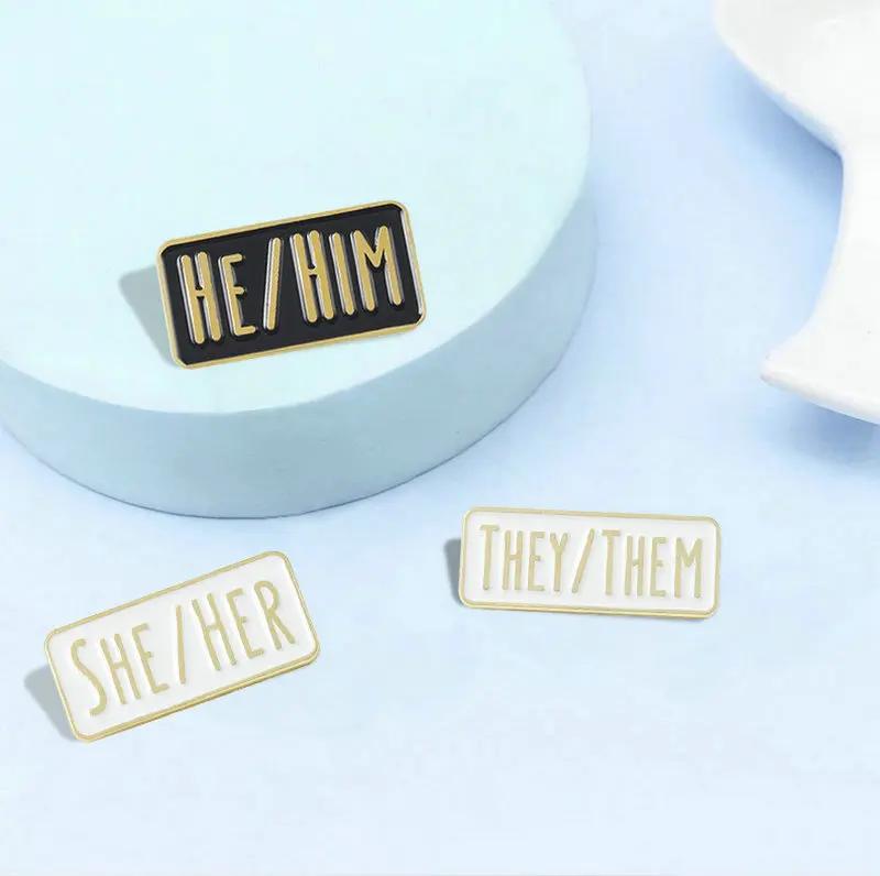 Alfileres personalizados HE HIM SHE HER THEM Broches insignias de solapa blancas y negras regalo de joyería divertido para amigos pronómetros simples esmalte