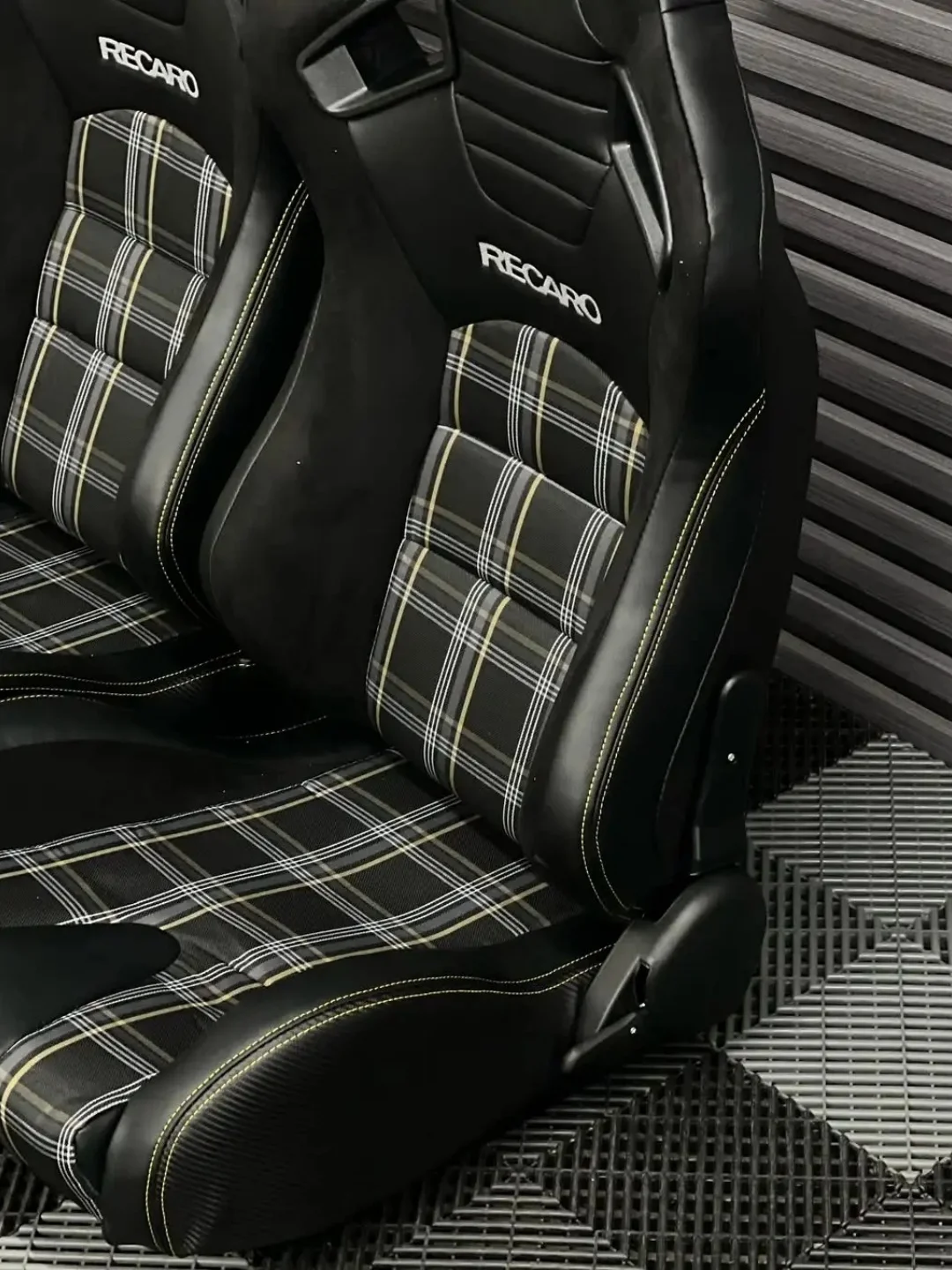 A Set Car Seat Good Quality Racing New Pattern PVC Leather With Comfortable Carbon Fiber Sport Style Seat Design